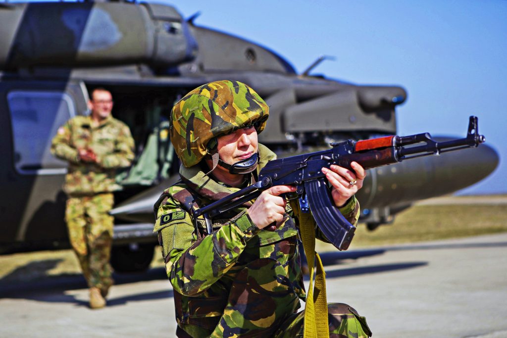 Salarii militari în România. Cât se câștigă în Armată, de la proaspăt angajat la colonel