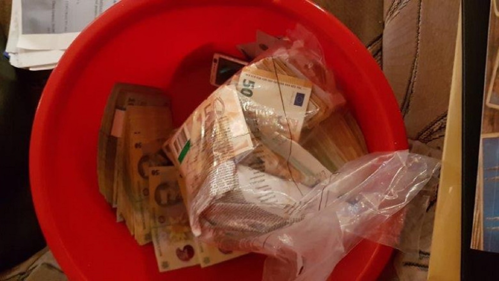 Suma ametitoare primita zilnic de seful Permise auto Suceava
