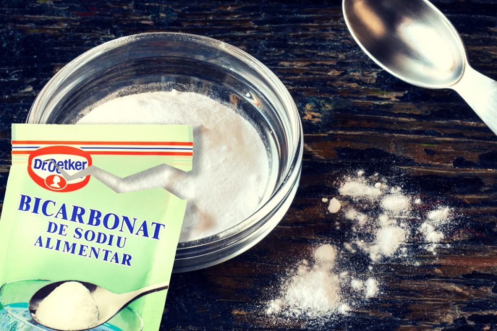 Trucul cu bicarbonat de sodiu pentru hainele pătate de transpirație. Este mai simplu decât credeai și nu te costă aproape nimic