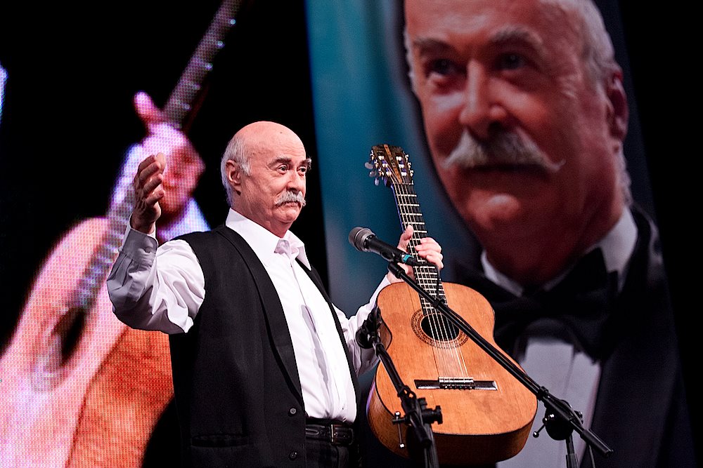 EXCLUSIV ”Menestrelul” Tudor Gheorghe e sprinten și subțirel și la 75 de ani.  Iată cum fentează trecerea timpului! Zici că-i în cantonament