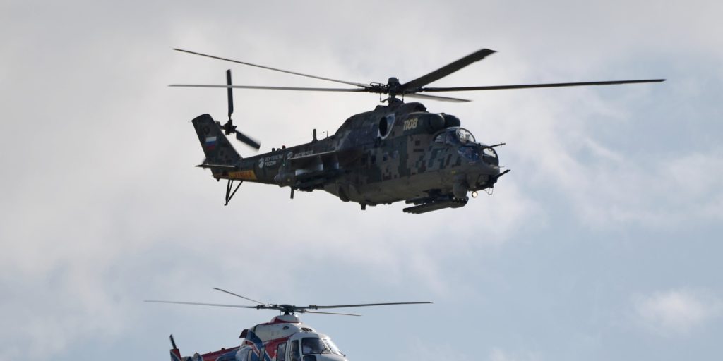 Un elicopter rusesc a fost doborât. Doi militari aflați la bord au fost uciși. Populația civilă fuge din calea războiului