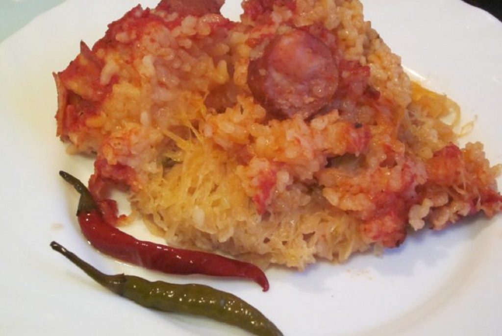 Rețetă varză cu orez și cârnați la cuptor. Este un preparat puțin spus delicios. Daca nu l-ați încercat, trebuie s-o faceți acum