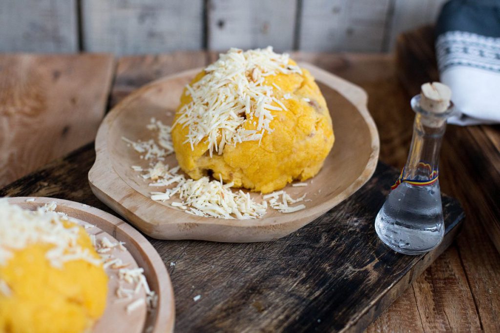 Rețetă bulz moldovenesc cu afumătură. O să cucerești pe toată lumea cu acest preparat tradițional