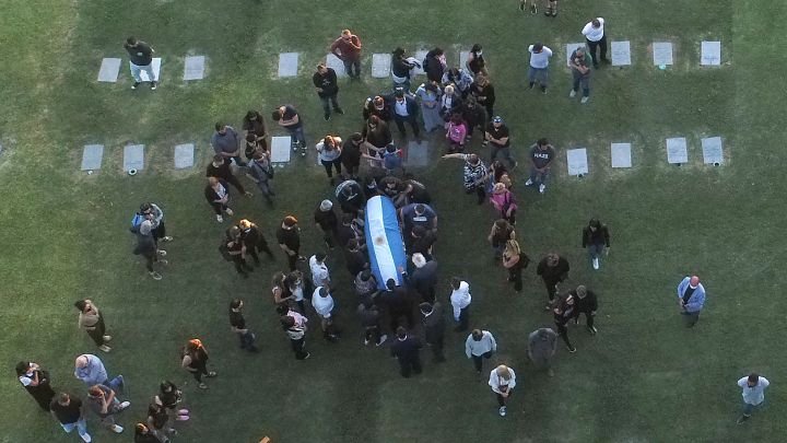 Diego Maradona a fost inmormantat in cadrul unei ceremonii private
