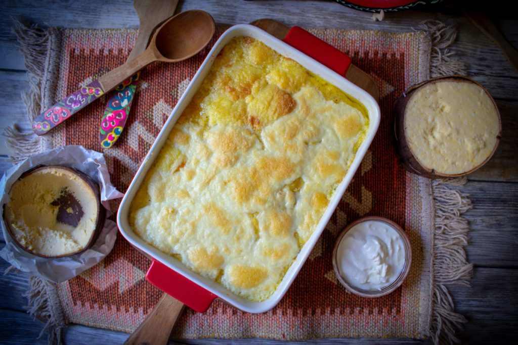 Rețetă mămăligă cu brânză la cuptor. Trucul pentru a îmbina tradiționalul cu modernul. Este pur și simplu delicioasă