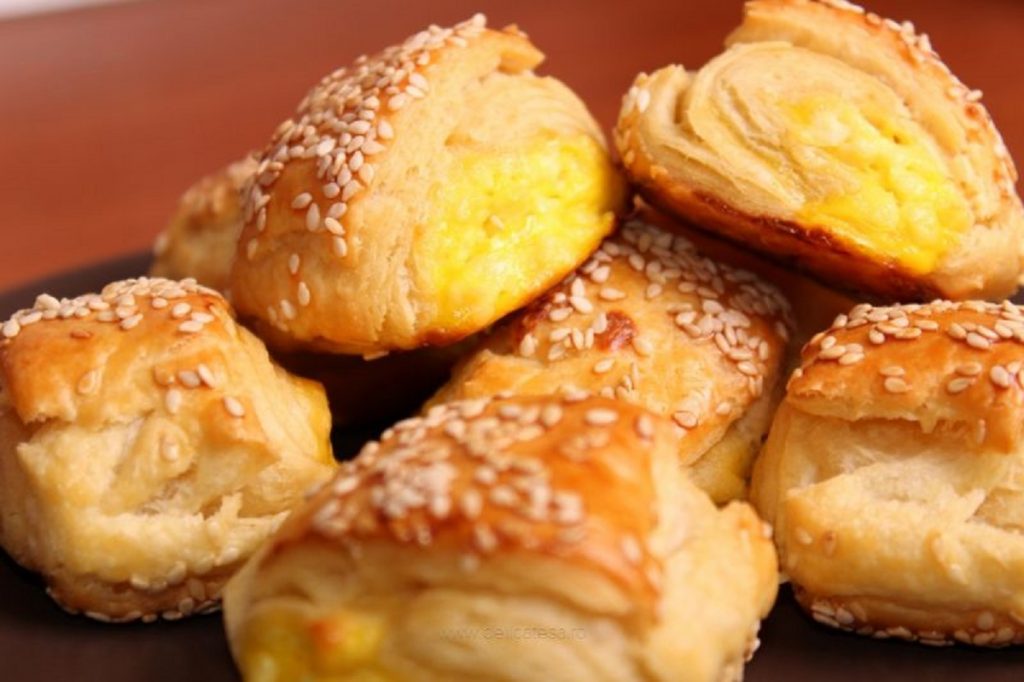 Rețetă pateuri clasice cu brânză și mărar. Trucul care le va va da acea aromă unică, întâlnită doar la patiserii