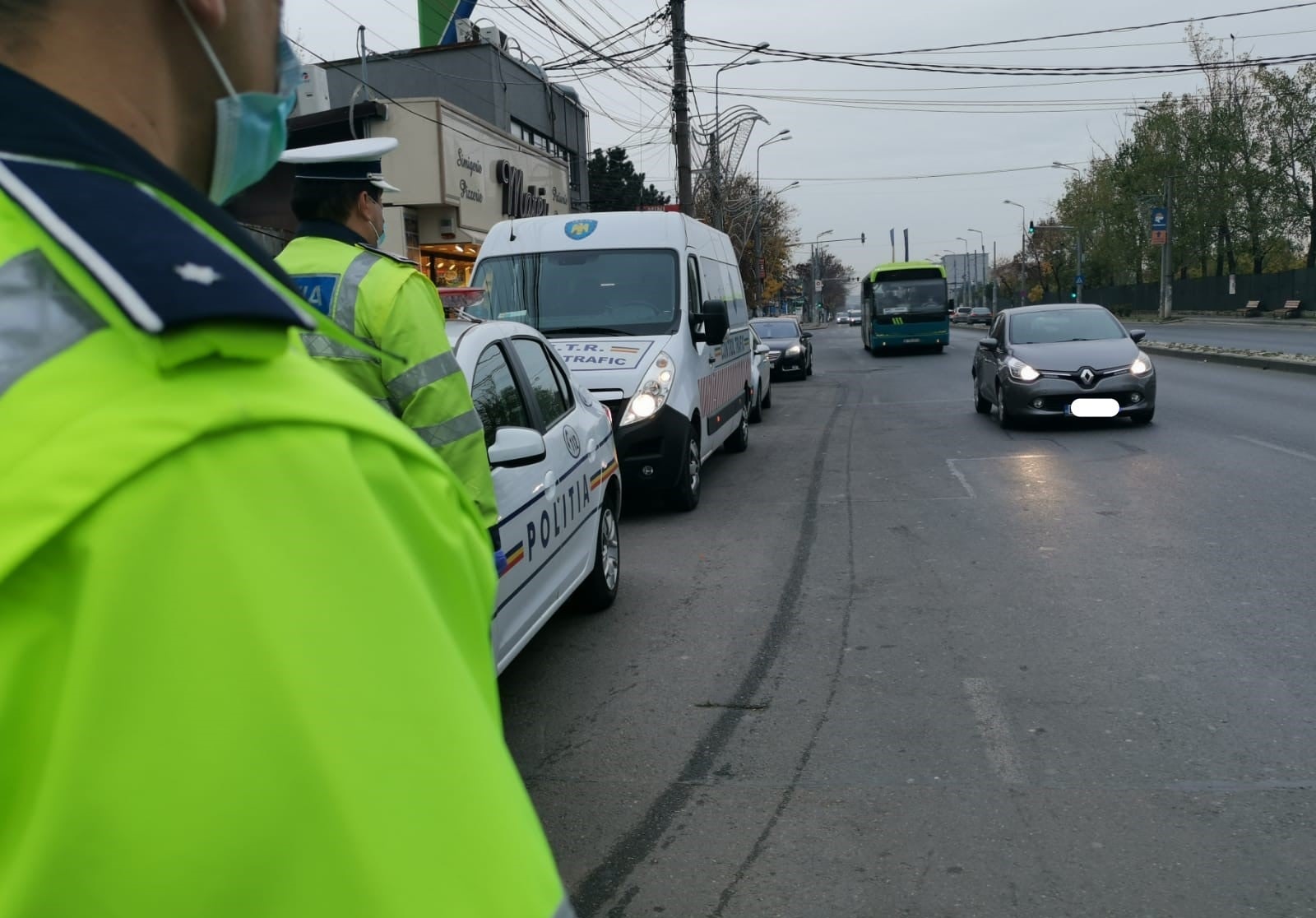 Un oltean a fost prins la volan fara permis si cu numere false. Ce alcoolemie avea