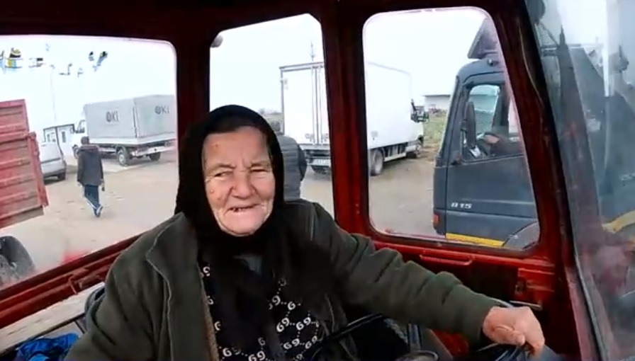 Ea este Tanti Mița, tractorista de 76 de ani de la Lungulețu. Conduce exemplar și nu vrea să se oprească aici. Povestea ei este emoționantă