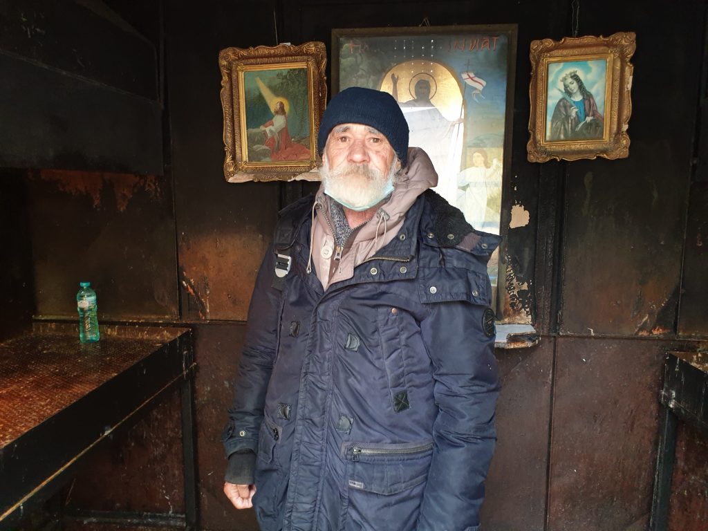 REPORTAJ. Un fost angajat CFR a ajuns pe străzi în urma unei ordonanțe date de Traian Băsescu. Povestea emoționantă a lui Nea Vintilă: ziua vinde cărți, seara doarme în baracă