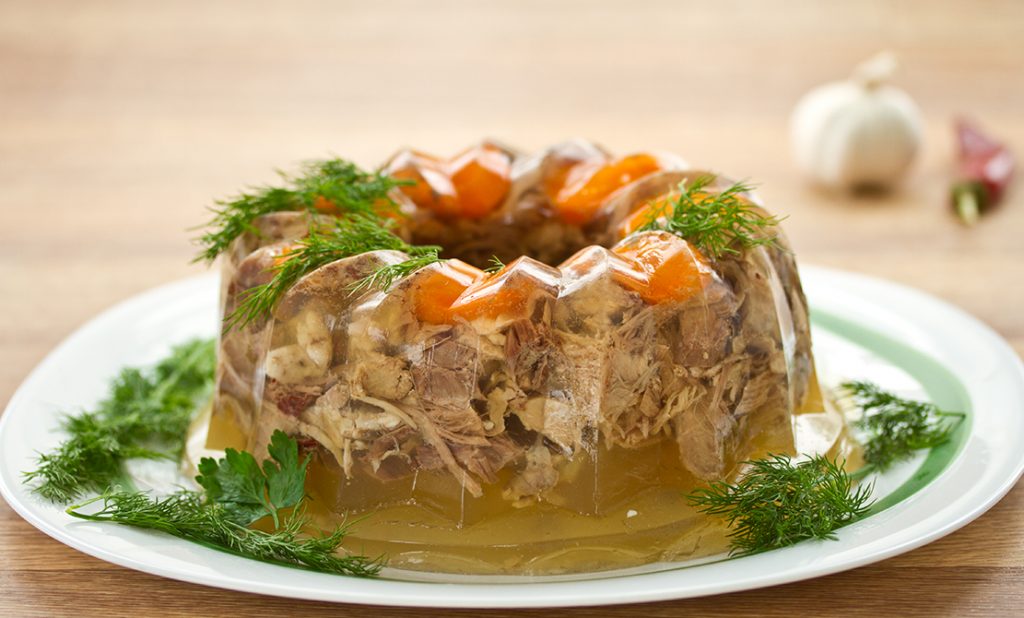 Trucul pentru cea mai aromată piftie. Trebuie să știi cum se filtrează lichidul corect pentru a căpăta consistența dorită