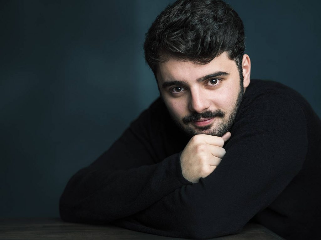 Cine este Mihai ”Miguel” Gane, românul care a devenit cel mai citit poet din Spania. ”Dacă rămâneam în țară, nu vindeam nicio carte”