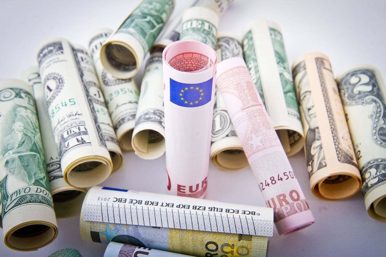 Cât costă un euro și un dolar la cursul BNR de astăzi foto - Pixabay