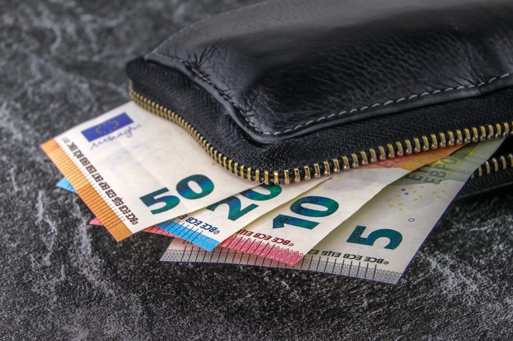 Curs BNR vineri, 18 decembrie. Ce se întâmplă cu leul în raport cu euro și dolarul