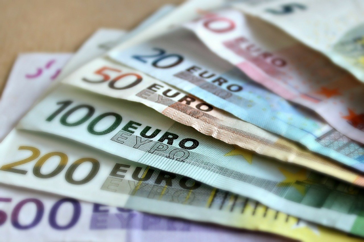 Ce se întâmplă cu valorile euro și dolar la cursul valutar de astăzi, 2 decembrie foto - Pixabay