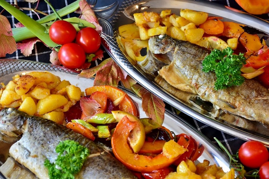 De ce se mănâncă, de fapt, pește în noaptea de Revelion. De unde vin și alte tradiții culinare