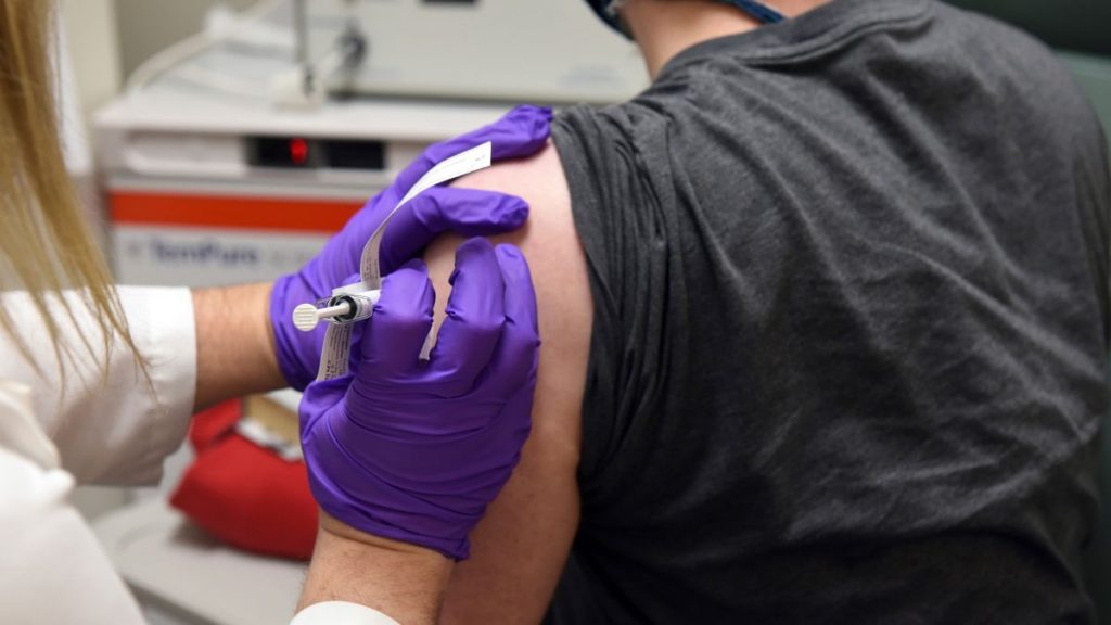 De ce vaccinul Pfizer a fost autorizat în Marea Britanie, dar nu și în SUA. S-au ridicat multe semne de întrebare