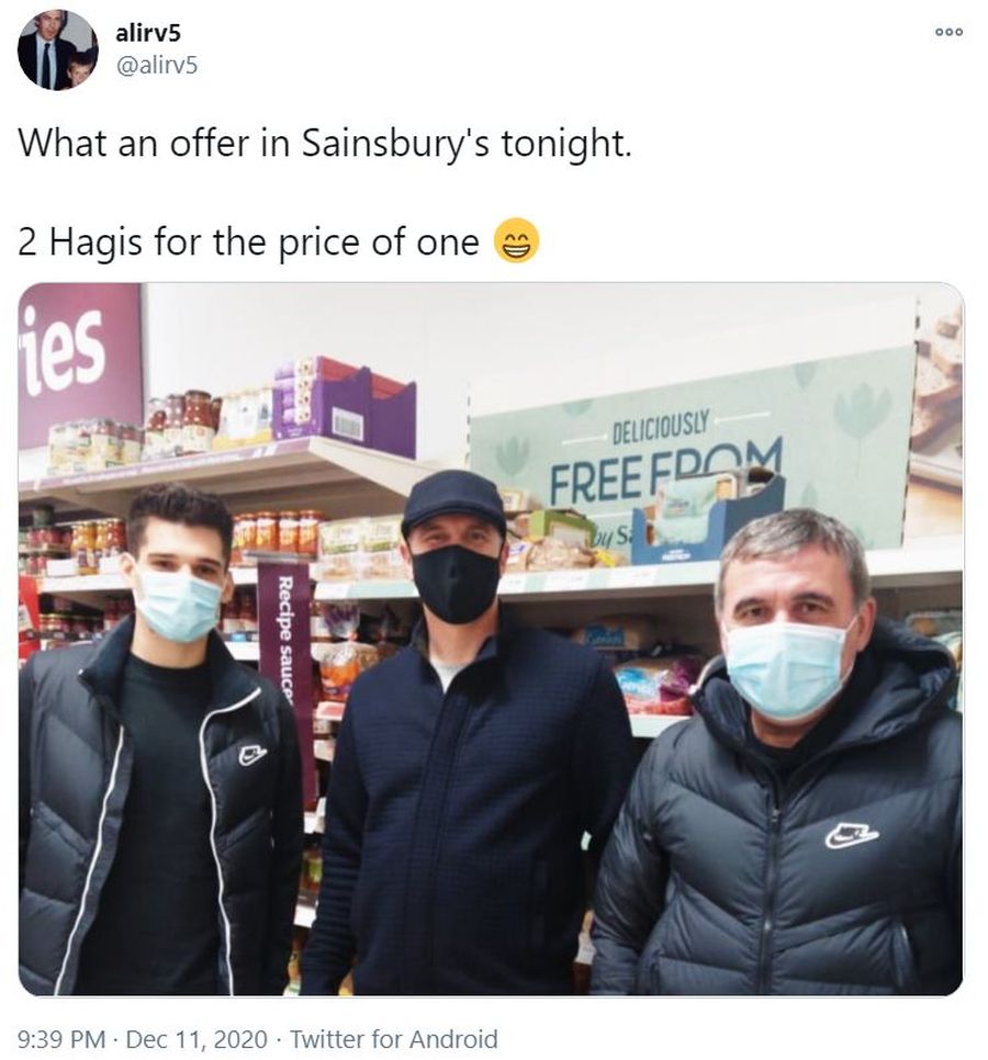 Ianis Hagi si Gica Hagi alaturi de un fan intr-un supermarket din Scotia