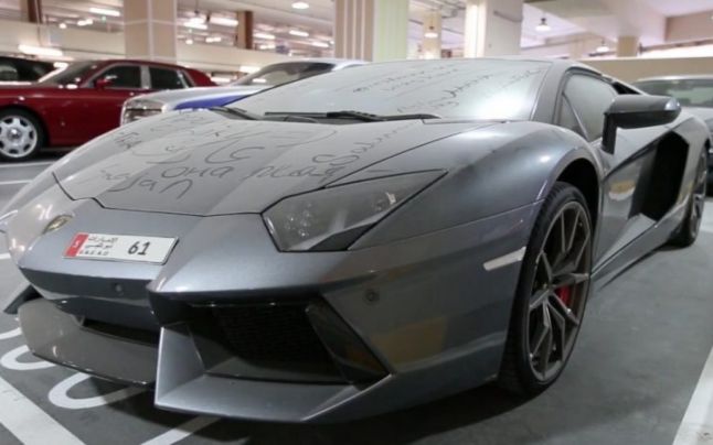 Mai multe autoturisme precum Ferrari Enzo, Lamborghini, Porsche, Bentley și chiar Honda NSX, sunt abandonate.