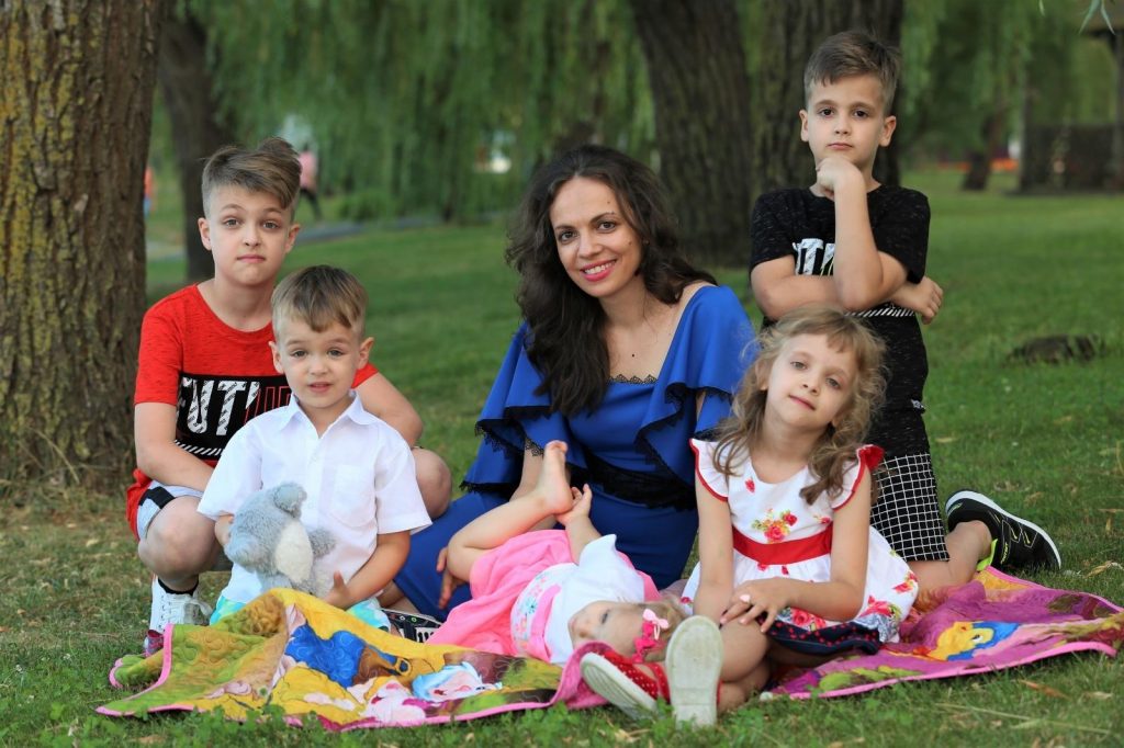 EXCLUSIV Mămica-eroină Raluca Blejușcă, ex-Angels, interviu savuros despre viața cu cinci copii, în pandemie: ” Ei te storc de energie, ei te încarcă la loc!”