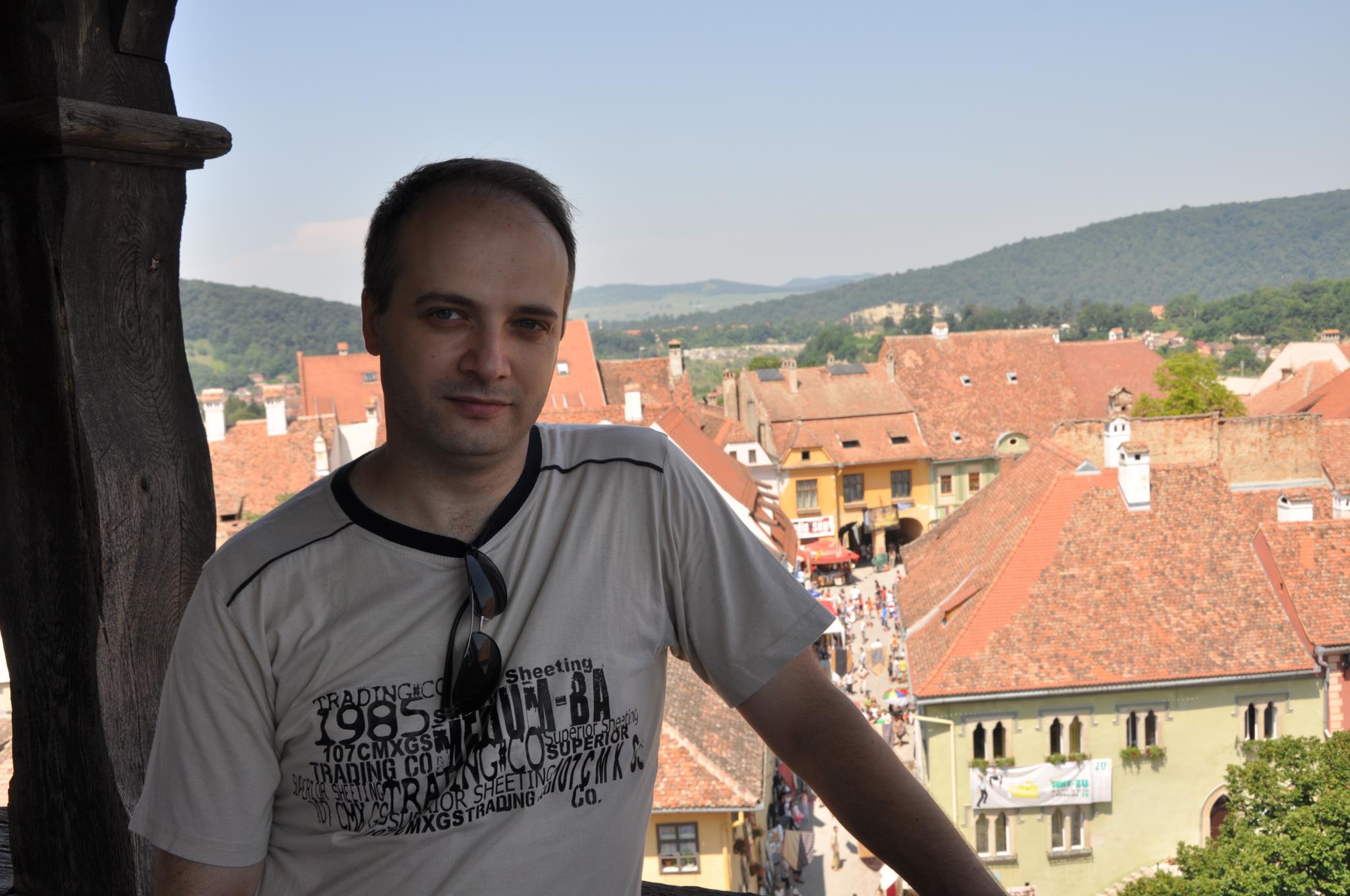 Medicul Catalin Denciu, cel care a salvat pacientii din incendiul de la spitalul din Piatra Neamt, este considerat un erou de presa belgiana
