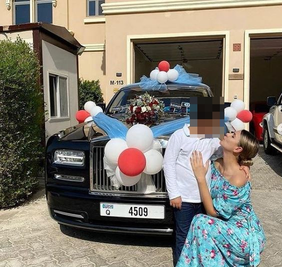 Gulnora Mukhedinova și fiul său, alături de un Rolls Royce Wraith foto - Instagram 