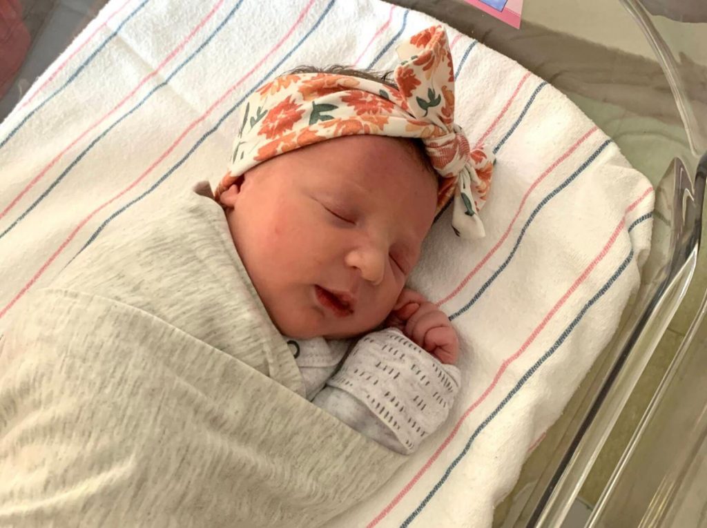 O fetiță a fost născută de o femeie mai mare decât ea cu doar un an și jumătate. Cum a fost posibil