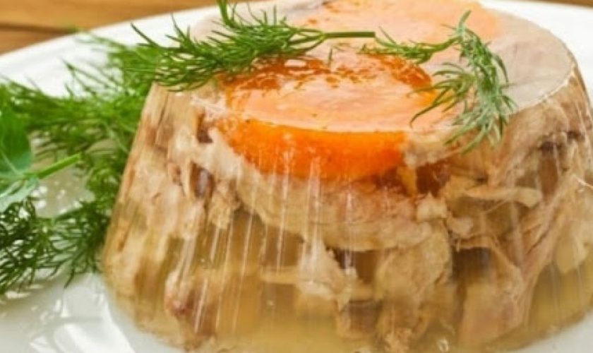 Piftie de porc, rețeta tradițională cu usturoi. Cum se prepară cu puțină grăsime