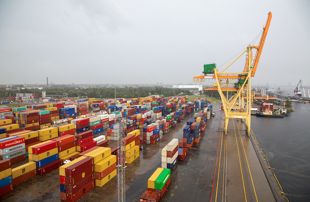 Potrivit presei din Grecia, Jumbo are aproximativ 6.000 de containere blocate în porturi, cifra fiind confirmată de un reprezentant al companiei Jumbo. 