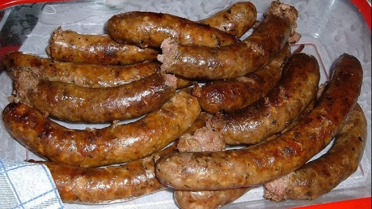Rețetă cârnați de casă din carne de porc și vită. Ideali pentru sărbătorile ce urmează