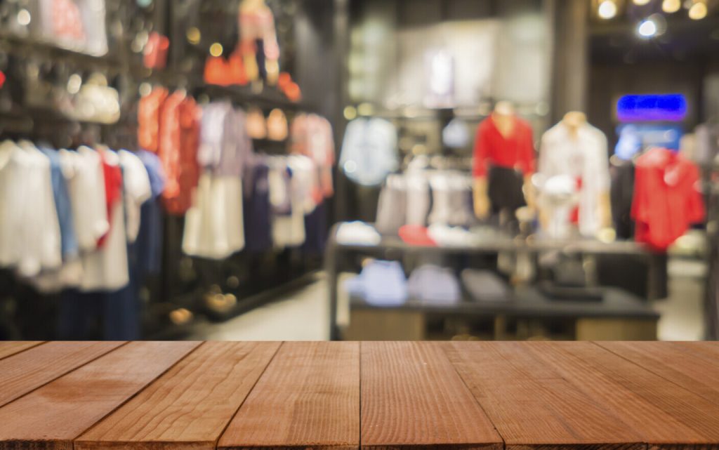 Români lăsați fără muncă din cauza falimentului marilor lanţuri de modă din Marea Britanie. Câte fabrici din România au rămas fără comenzi