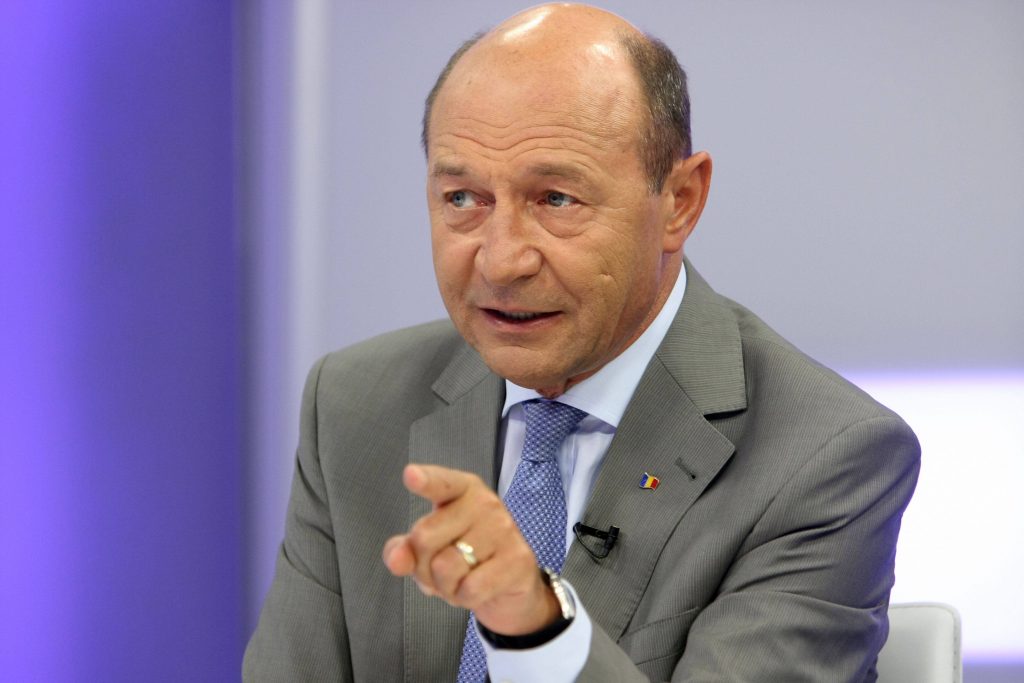 Traian Băsescu, atac dur către Klaus Iohannis: ”Nu a înţeles că el nu poate înlocui nici armata şi nici poporul. Urât moment al trufiei unui preşedinte”