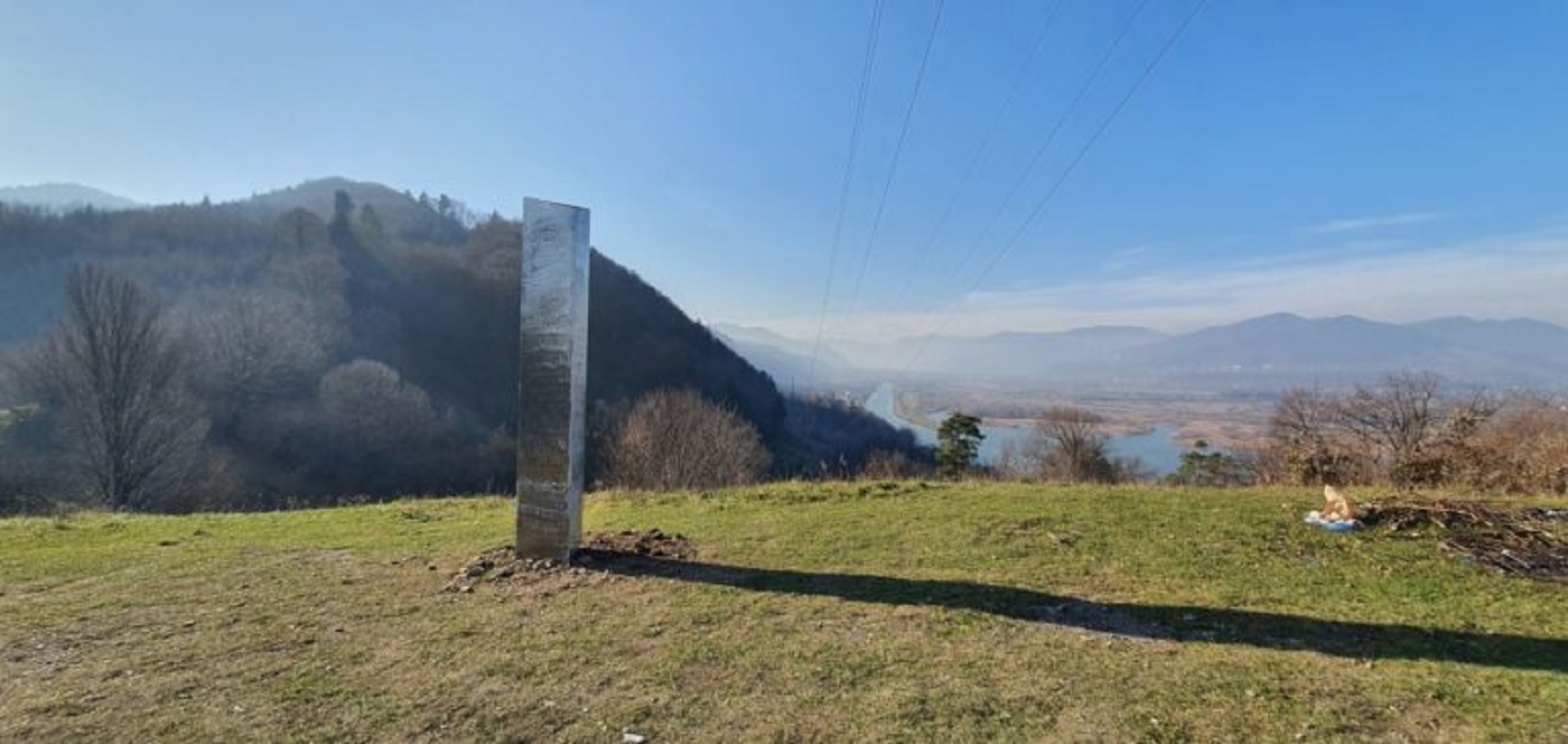 După cel din Piatra Neamp, (foto), un llt monolit a aparut pe plaja Vadu, din Romania