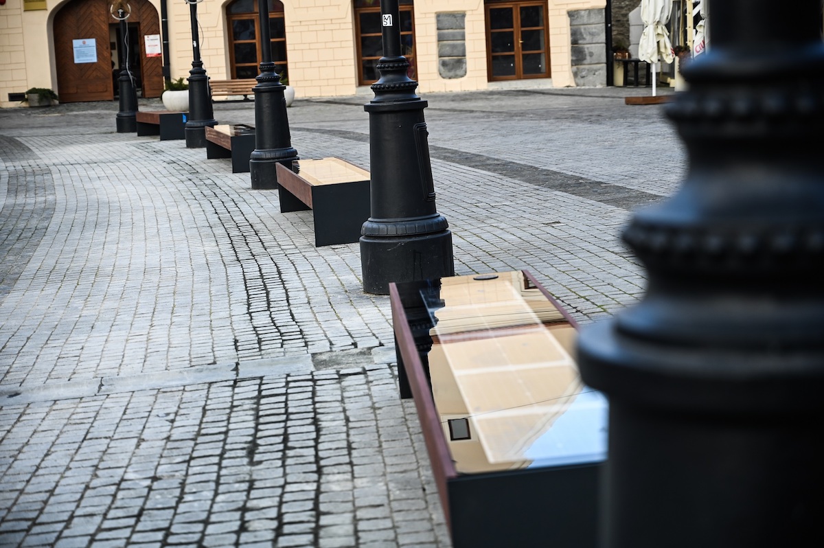 Cum arată băncile inteligente şi care este oraşul din România care le-a montat deja