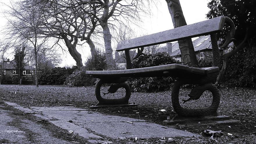 Un oraș din România are parte de bănci inteligente. Cum arată și care sunt avantajele