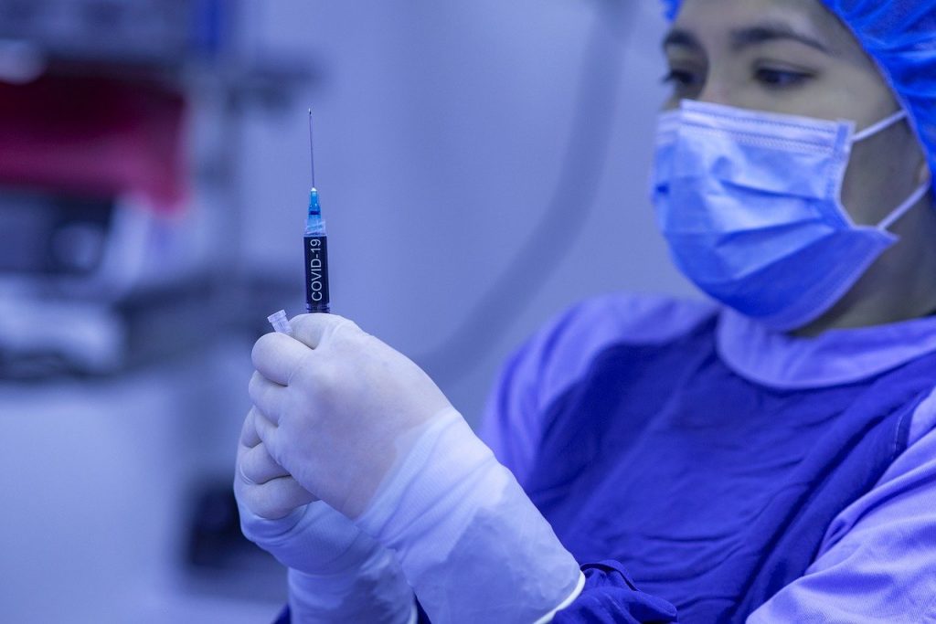 Vaccinul anti-Covid nu ne scapă de mască și distanțare socială. Experții OMS, sceptici cu privire la imunitatea în fața bolii în urma vaccinării