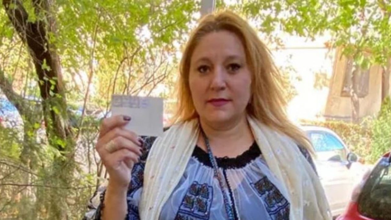 Ce a facut Diana Sosoaca, fara masca, in prima zi la Parlament. Aici e groapa cu hiene