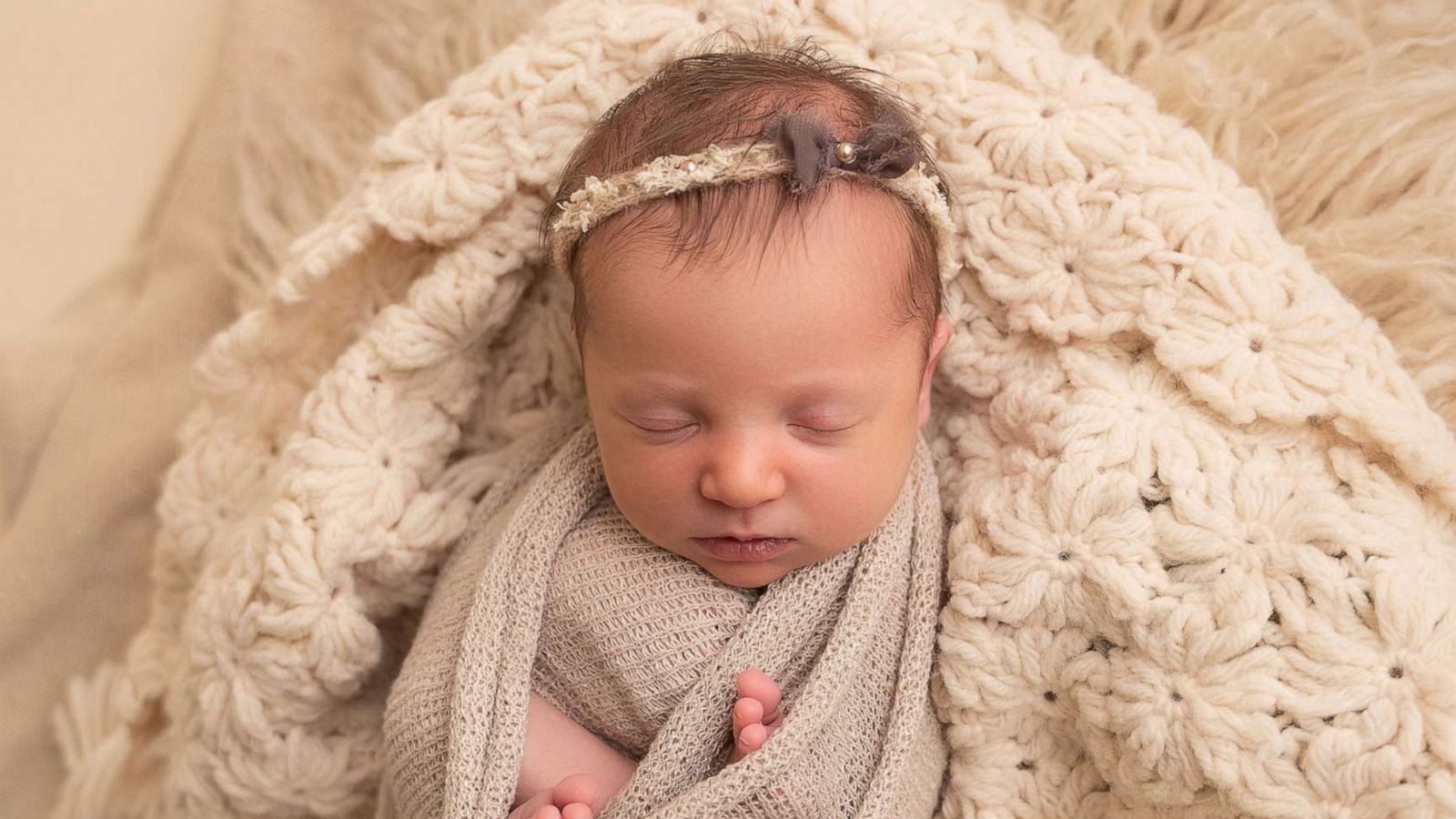 O fetita a fost nascuta de o femeie mai mare decat ea cu doar un an. Cum a fost posibil