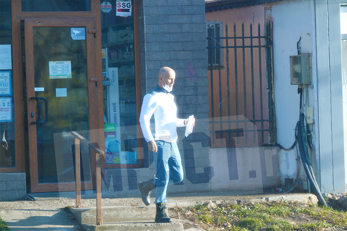 Mugur Mihaescu a fost surprins de paparazzi impact.ro atunci cand nu purta masca intr-o farmacie din Capitala