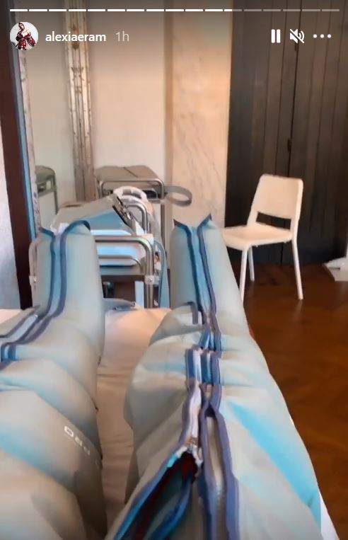 Alexia Eram, la o clinica din Bucuresti