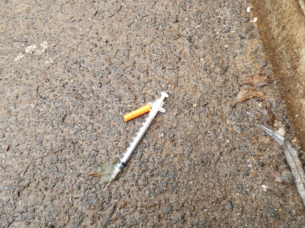 Situație dureroasă în București: consum continuu de droguri lângă școală și grădiniță. Poliția dă din umeri: ”Faceți flagrant și venim să-i prindem”