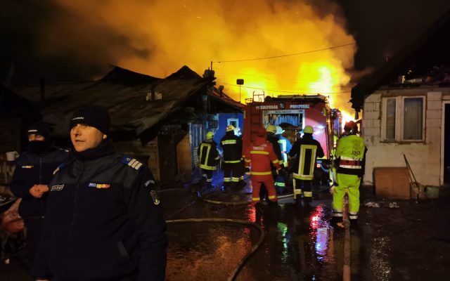 400 de locatari, dintre care 150 de copii au rămas fără acoperiș deasupra capului. 