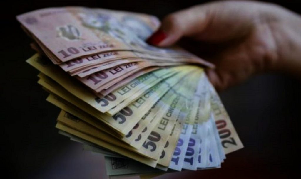Se dau bani mai mulţi la salariu pentru aceşti angajaţi. Ce spune statul despre majorare