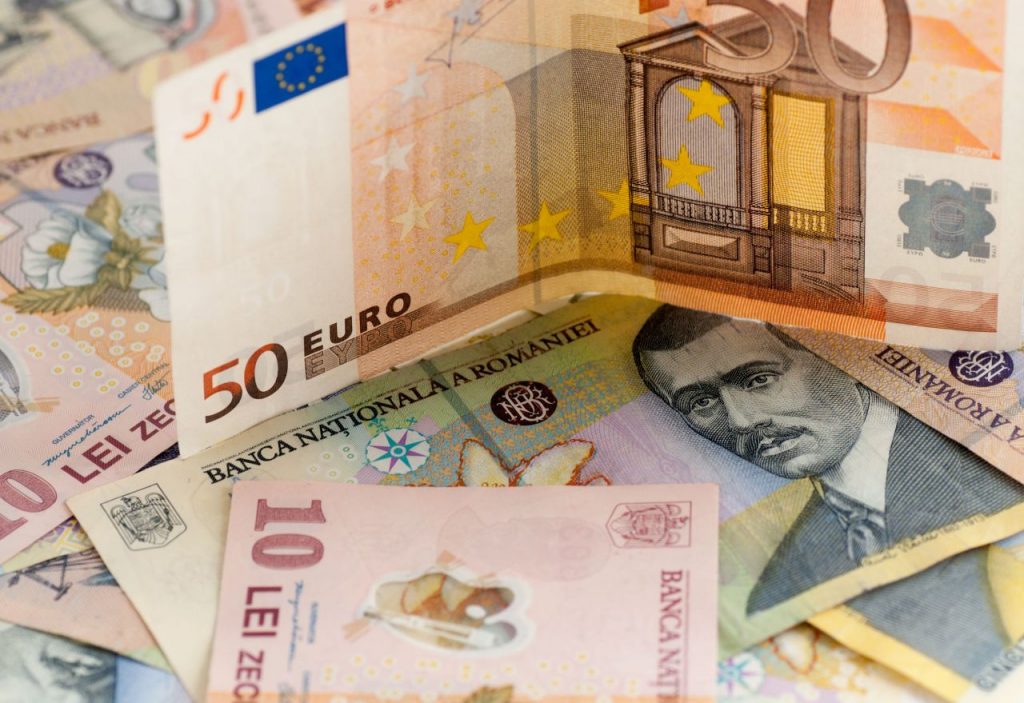 Acești români vor plăti mai puțini bani la bancă din ianuarie. E motiv de bucurie mare