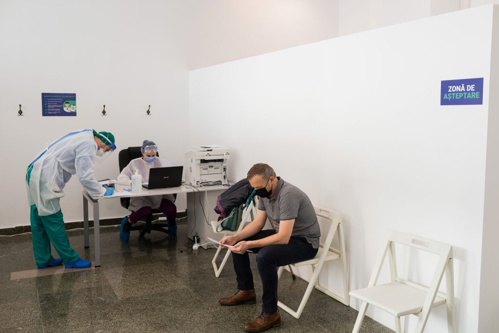 Categorii noi de angajați în etapa a doua de vaccinare. Acum e oficial