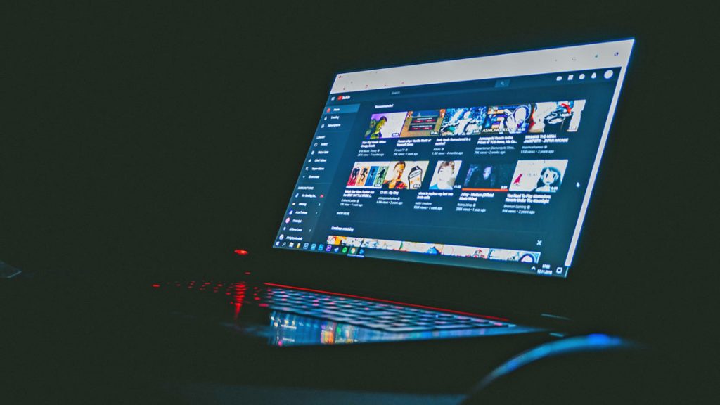 Cele mai mari canale de Youtube din România – cine a reușit de treacă de 1 milion de abonați