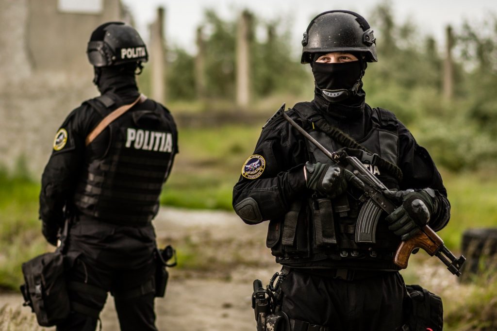 Cinci bărbați mascați și înarmați au pus la cale un jaf ca în filme, în Timișoara. Cum au fost prinși tâlharii