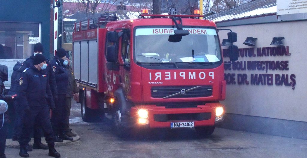 Cine este medicul erou de la Institutul Matei Balş. Cătălin Apostolescu a spart geamul pentru a salva pacienţii: „Era ars pe picioare”