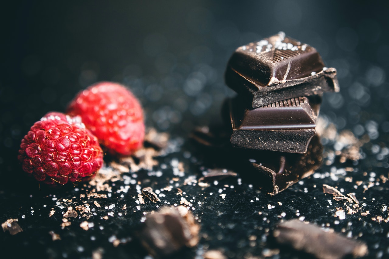 Ciocolata neagra si fructele de padure sunt doar cateva dintre alimentele care vindeca depresia