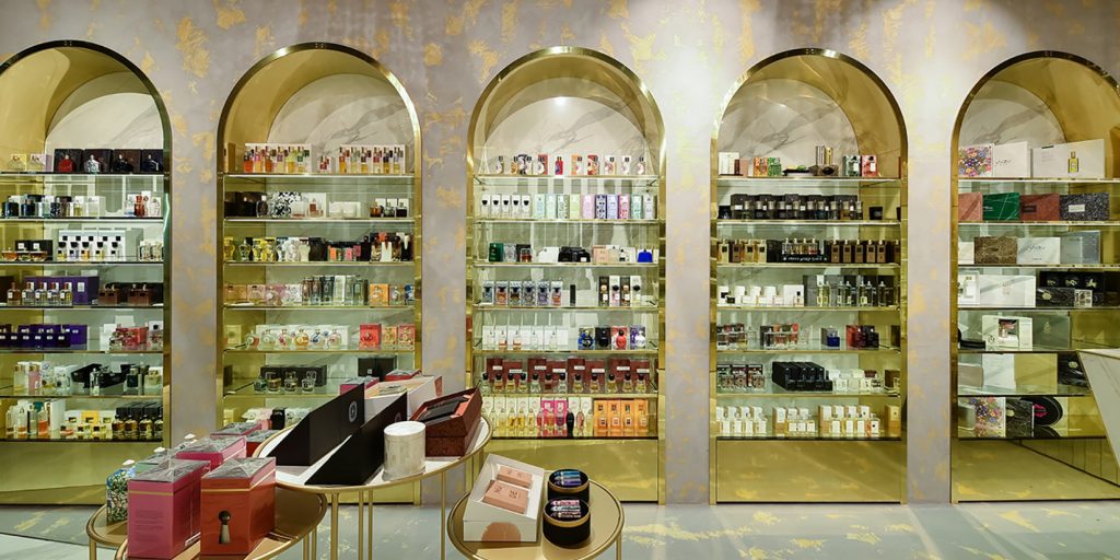 Aşa se fură parfumurile din magazine. Doi hoţi au povestit cum acţionează fără să fie văzuţi de paznici