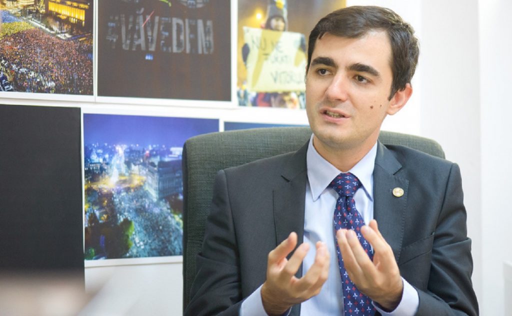 Cum turna la Securitate femeia pe care Claudiu Nasui voia să o instaleze în conducere la Ministerul Economiei. ”Am auzit că ascultă posturi de radio străine”